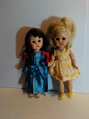 2 мали гроздобер кукли со погоден за носене облека колекција